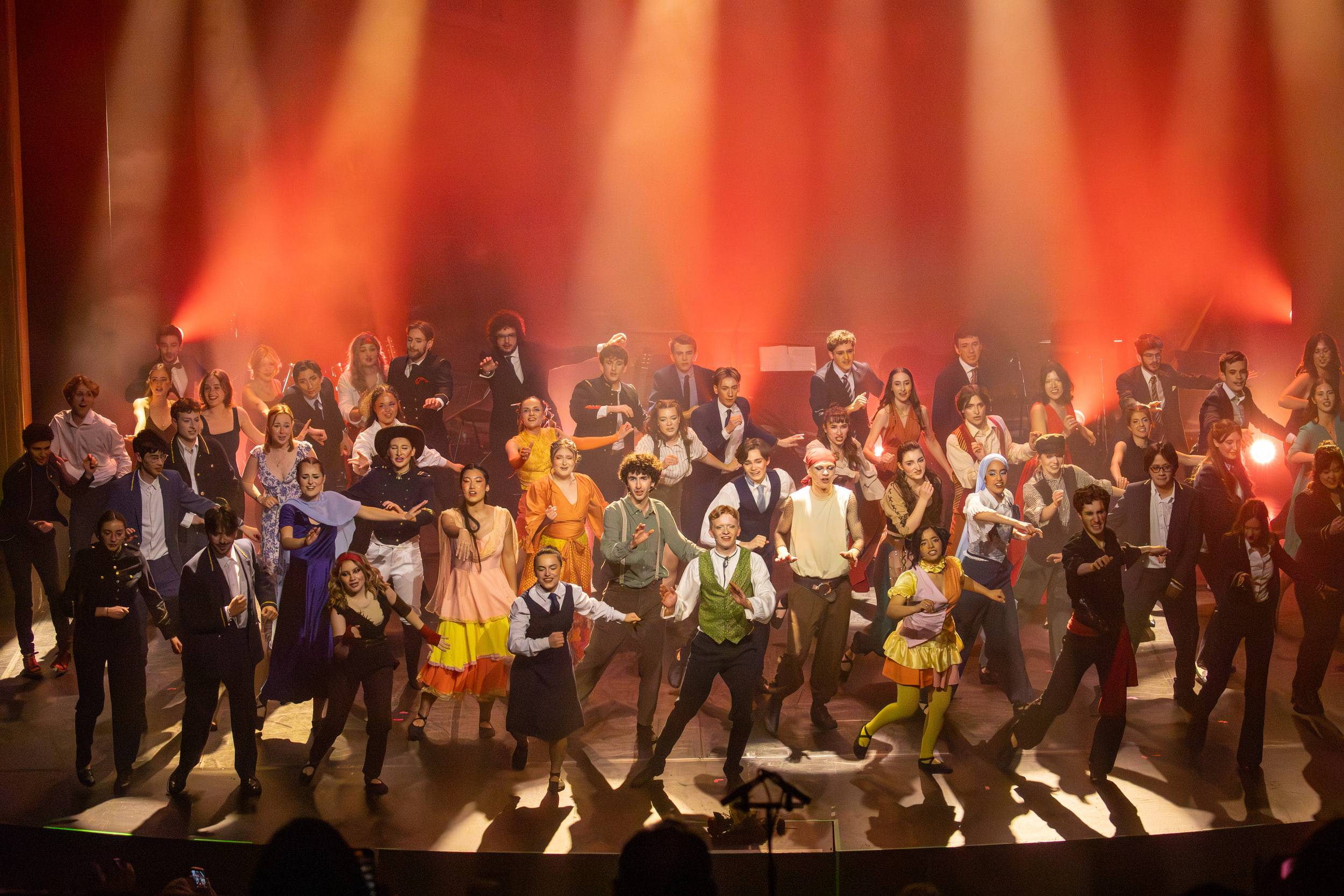 Vue d'ensemble du tableau final : des dizaines de comédiens en costume figés dans le même geste.